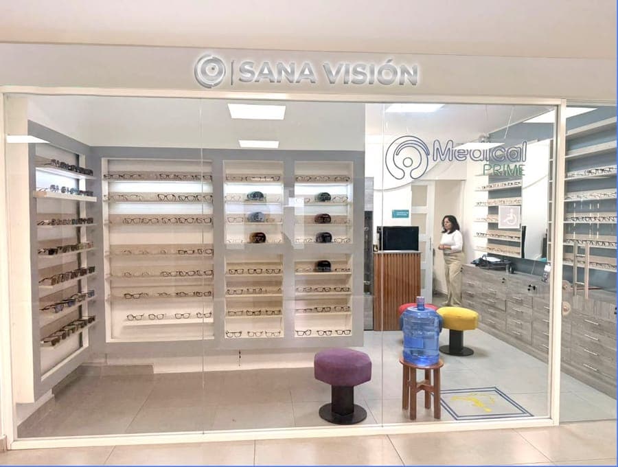 Local de Sana Visión con su rótulo en la sede de Quito
